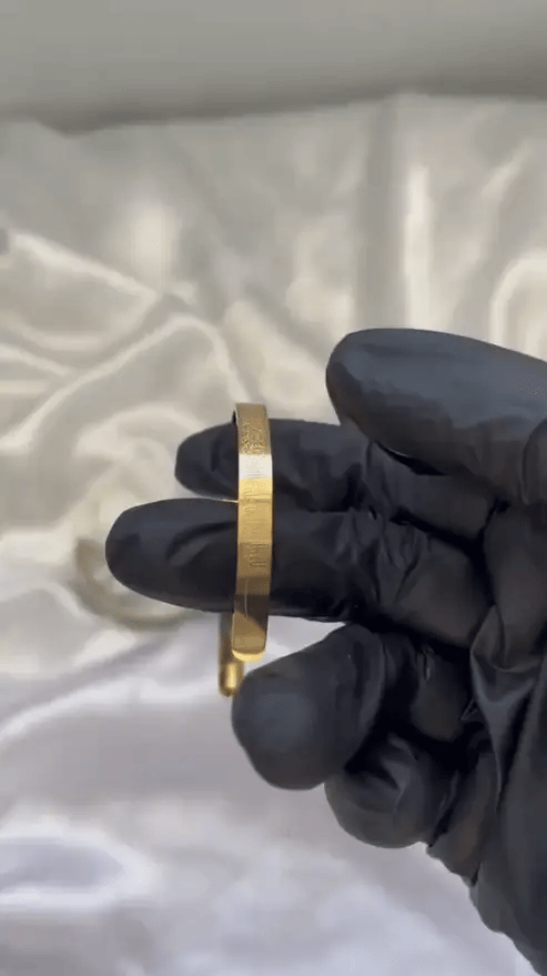MYVRA ™ Islamic Ayat ul Kursi Scripted Bangle | إسوارة منقوشة بآية الكرسي الإسلامية